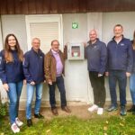 Von Herzen gelacht – für Herzen gemacht: Wernschiffer-Elf spenden öffentlich zugänglichen Defibrillator