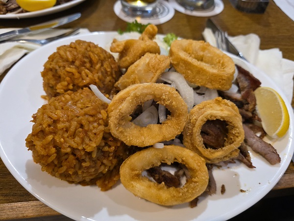 Fahr mal hin und kehr mal ein: Üppige griechische Speisen am Alten Bach