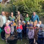 Ein Obstbaum für jeden Kindergarten: Landrat Thomas Eberth pflanzt mit Kindern einen Zwetschgenbaum in der Kita Lindflur