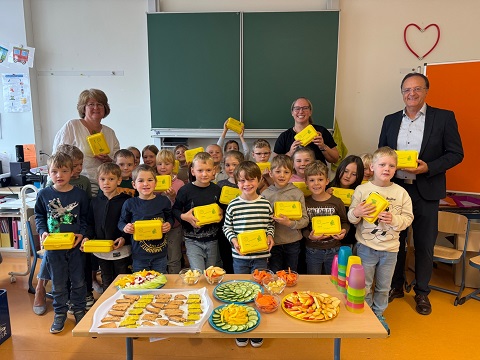 Gesundes Startpaket für knapp 400 Kinder zum Schulanfang: Bio-Frühstück aus der Region begeistert erste Klassen