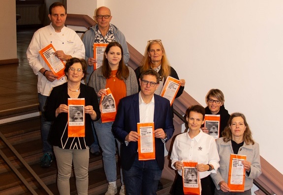 „Gewalt kommt nicht in die Tüte!“: Eine Brottüte, die auf regionale Unterstützungsangebote bei häuslicher Gewalt aufmerksam macht