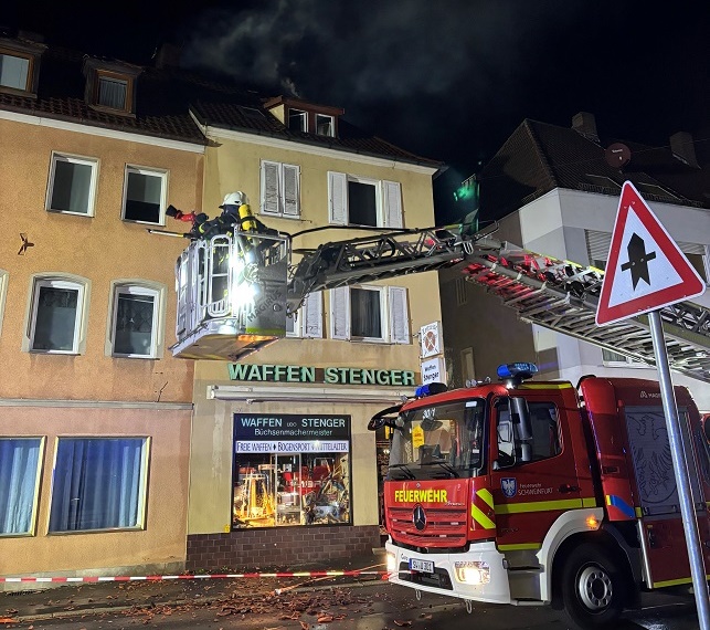 Dachstuhlbrand in der Innenstadt: In der Bauerngasse waren Donnerstagabend 61 Einsatzkräfte beschäftigt