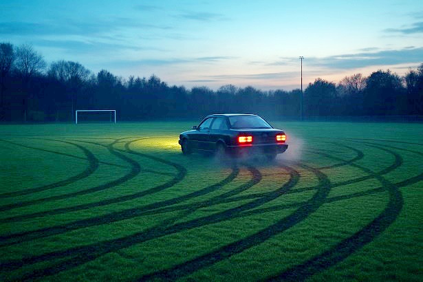 Unbekannter Autofahrer macht den Fußballrasen eines Ochsenfurter Sportvereins unbespielbar