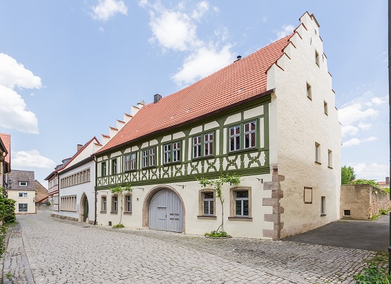 Innenentwicklung vor Ort erleben: Der ehemalige Stiftshof ist ein Beispiel für erfolgreiche Gebäudesanierungen in Gerolzhofen