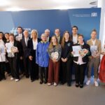 Sozialministerin Ulrike Scharf verleiht Ehrenamtsnachweis an 16 Engagierte, darunter an Aynur Scheuring aus dem Landkreis Schweinfurt