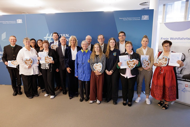 Sozialministerin Ulrike Scharf verleiht Ehrenamtsnachweis an 16 Engagierte, darunter an Aynur Scheuring aus dem Landkreis Schweinfurt