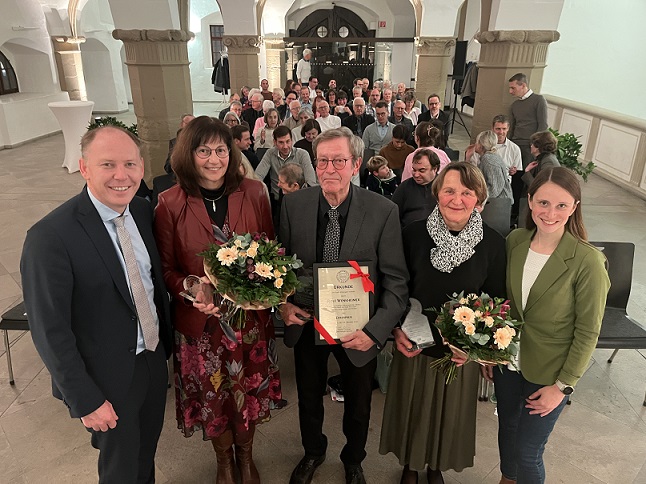 Nachhaltiges Wirken über Jahrzehnte wird mit Glastrophäe und Geldpreis gewürdigt: Ehrenpreis der Stadt Kitzingen geht an drei verdiente Persönlichkeiten