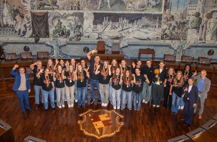 Erfolg auf ganzer Linie! Deutsche Meisterinnen U16 und U18 der TG Würzburg im Ratssaal empfangen
