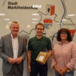 Manfred Roth ist neuer Feldgeschworener: Bürgermeister Thomas Stamm vereidigte ihn für den Stadtteil Marienbrunn