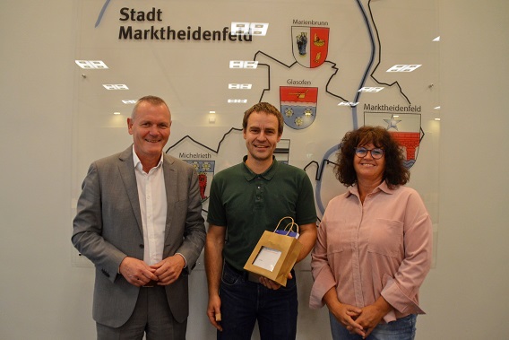 Manfred Roth ist neuer Feldgeschworener: Bürgermeister Thomas Stamm vereidigte ihn für den Stadtteil Marienbrunn