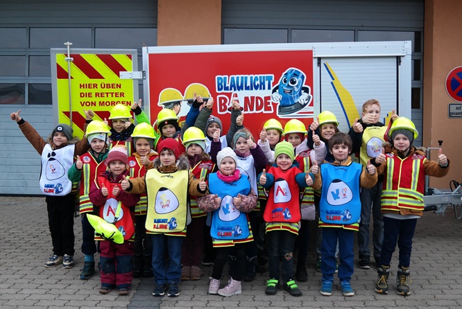 Eigenes Fahrzeug für die Nachwuchsretter: Feuerwehr Werneck stellt Anhänger für Brandschutzerziehung, Kinder- und Jugendfeuerwehr in Dienst