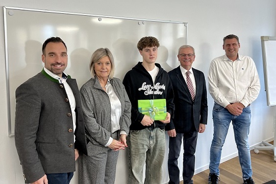 Gezieltes Interesse am Bad Neustädter Hochschultag lohnt sich gleich doppelt: Julianus Mützel aus Bad Bocklet räumt beim Gewinnspiel ab und freut sich über ein neues iPad