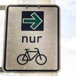 Wegweisend: Erster Grünpfeil im Stadtgebiet für ausschließlich Radfahrende