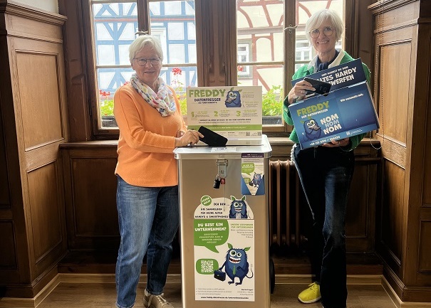 „Handyaktion Bayern“ in Lohr: Sammelstelle für ausrangierte Handys und Tablets in der Stadtbibliothek