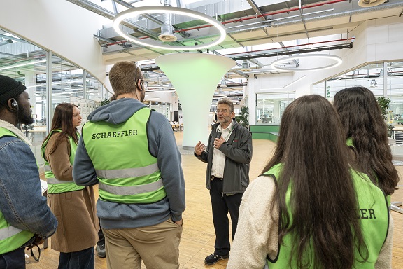 Für mehr Frauen in Forschung und Entwicklung: THWS-Studierende entdecken am Hochschultag bei Schaeffler die Vielfalt der MINT-Berufe