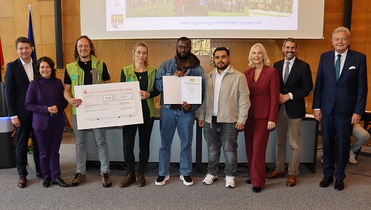 Innen- und Integrationsstaatssekretär Sandro Kirchner verleiht zusammen mit Regierungspräsidentin Dr. Susanne Weizendörfer unterfränkische Integrationspreise