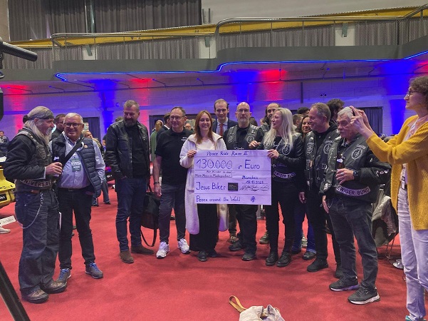 Vom Papst signiertes Motorrad wurde für 130.000 Euro versteigert: „Jesus Biker“ denken bei der nächsten Aktion an Barack Obama, Donald Trump oder Arnold Schwarzenegger