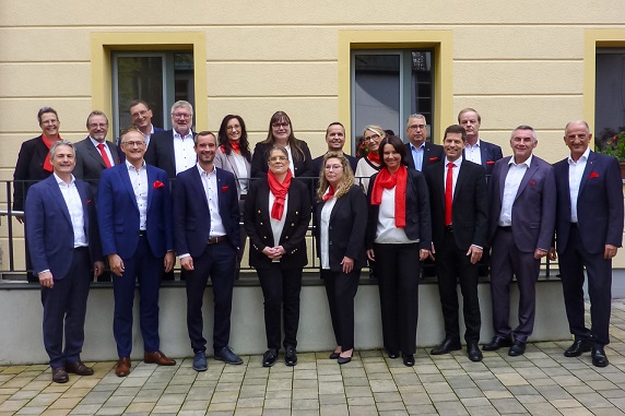 25, 40 und sogar 50 Jahre bei der Sparkasse: 23 langjährige Mitarbeitende wurden für ihr Engagement geehrt