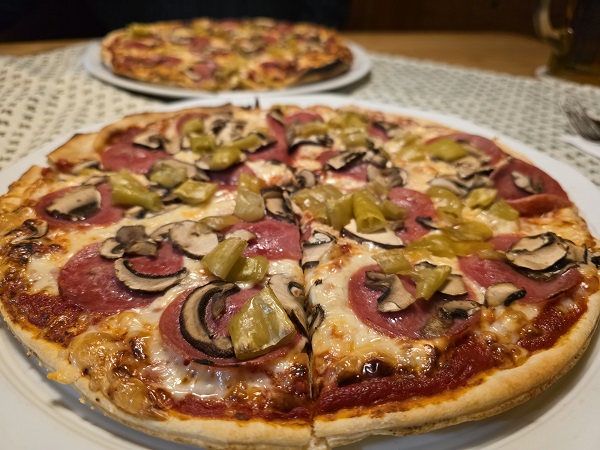 Fahr mal hin und kehr mal ein: Pizza Salami zum Bockbier in Kaltenbrunn