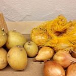 Sie können sich gegenseitig ungünstig beeinflussen: Weshalb man Kartoffeln nicht zusammen mit Zwiebeln lagern sollte