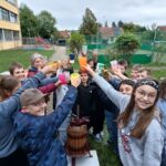 Apfelsaft selbst gemacht: Erntezeit auf der Obstwiese der Mittelschule Hofheim