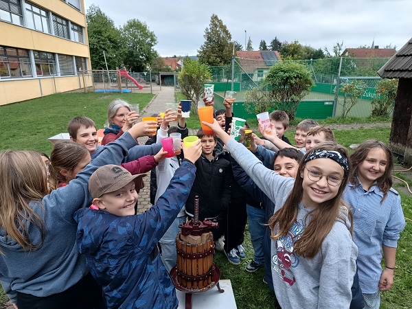 Apfelsaft selbst gemacht: Erntezeit auf der Obstwiese der Mittelschule Hofheim