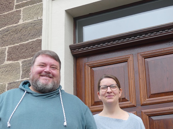Pfarrer Tobias Knötig und Diakonin Nora Knötig sind neu im evangelischen Pfarrhaus Maßbach