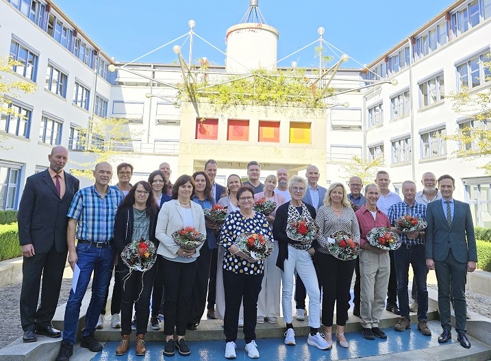Landrat Florian Töpper würdigte: Feierstunde für aktive und ehemalige MitarbeiterInnen des Landratsamtes Schweinfurt