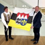 Landrat Thomas Eberth übergibt Landkreisfahne an die Freunde der Fahnenschwinger Franken
