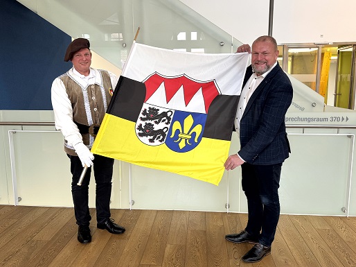 Landrat Thomas Eberth übergibt Landkreisfahne an die Freunde der Fahnenschwinger Franken
