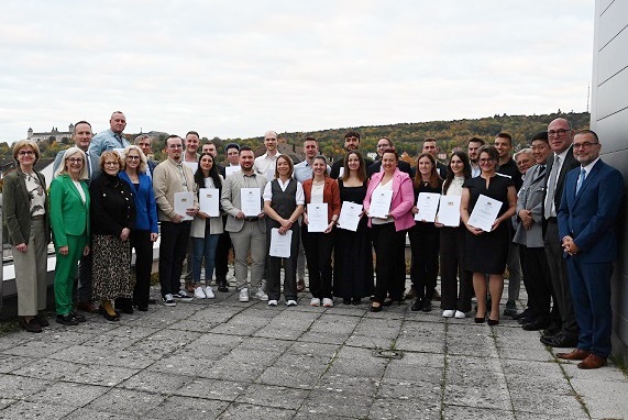 117 erfolgreiche AbsolventInnen: Abschlussfeier der Akademie für Unternehmensführung