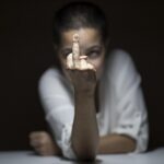 Anzeige wegen Beleidigung: 28-Jährige zeigt Polizisten vor dem Gerichtsgebäude den Mittelfinger