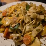 Fahr mal hin und kehr mal ein: Spareribs, Rindersteak und ein Nudelteller mit frischen Gemüse