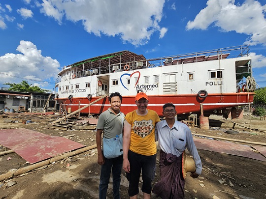 Sauberes Wasser für die schwimmende Arztpraxis „Polly“: Das Stettfelder Unternehmen EnWaT bringt mit moderner Wassertechnologie medizinische Hilfe auf dem Irrawaddy wieder ins Fließen