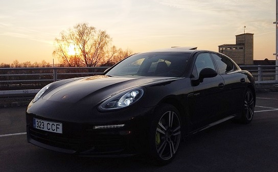 Durch Kinder abgelenkt, Baum gefällt: Wenn Du spätabends mit Deinem Porsche am Heuchelhof in Würzburg unterwegs bist….