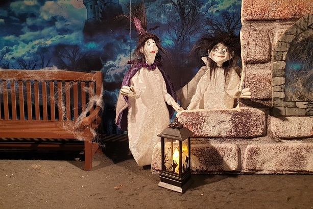 „Was geht vor auf Glibbermoor?“: Puppentheater Larifari ist zu Gast in der Stadtbibliothek Marktheidenfeld