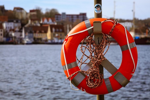 Sie trieb hilflos in der Dunkelheit: Junge Frau von der Polizei aus dem Main gerettet