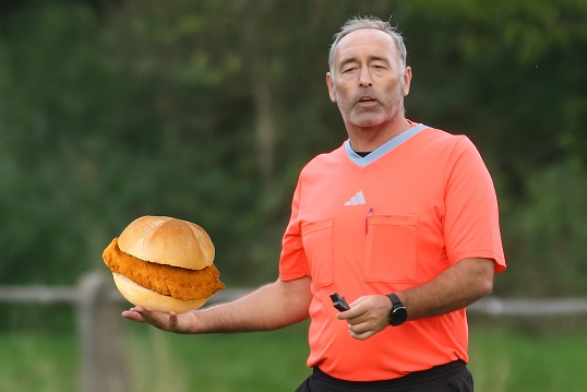 Der „Kanzler“ und die Kirchweih: In Traustadt haben ein Freitagabendspiel und der Schiedsrichter Tradition