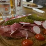 Brotzeit würde Gott in Franken sicher auch machen: Schinkenbrot und Bratwürste in Rüdenhausen