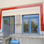 Schlüsselübergabe für künftige Drei-Linden-Förderschule in Rimpar: Landkreis Würzburg übernimmt Gebäude der ehemaligen Matthias-Ehrenfried-Schule