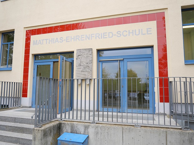 Schlüsselübergabe für künftige Drei-Linden-Förderschule in Rimpar: Landkreis Würzburg übernimmt Gebäude der ehemaligen Matthias-Ehrenfried-Schule