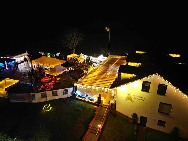 Jetzt schon vormerken: Das Gasthaus Glückstein lädt zum vierten Mal zum romantische Adventsglühen ins „Schlumpfhausen“ nach Serrfeld ein