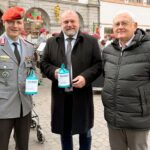 Landrat Thomas Eberth sammelt Spenden für den Volksbund Deutsche Kriegsgräberfürsorge und wirbt für gelebte Erinnerungskultur