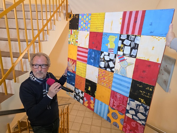 Fröhliche Vögel im Pflegeheim: Warum sich der Besuch einer farbenfrohen Kunstausstellung im November lohnt