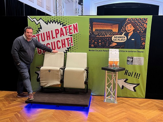 Kultur braucht Platz: Die Stuhlpatenschaft im neu sanierten Theater als besondere Aktion