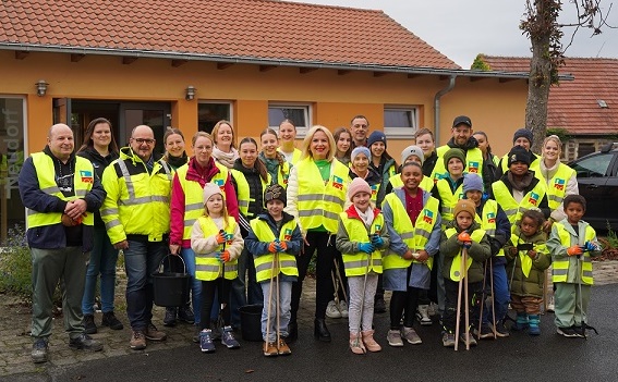 Rund 50 Kinder mit ihren Eltern nahmen an der Tour de Müll im Landkreis Kitzingen teil