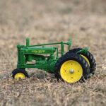 Stärker als die arme Straßenlaterne: John Deere-Traktorfahrer verursacht Schaden und flieht