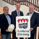 Vom Bauamt zum Bezirk: Landrat Thomas Eberth verabschiedet Geschäftsbereichsleiter Dr. Benedikt Kaufmann