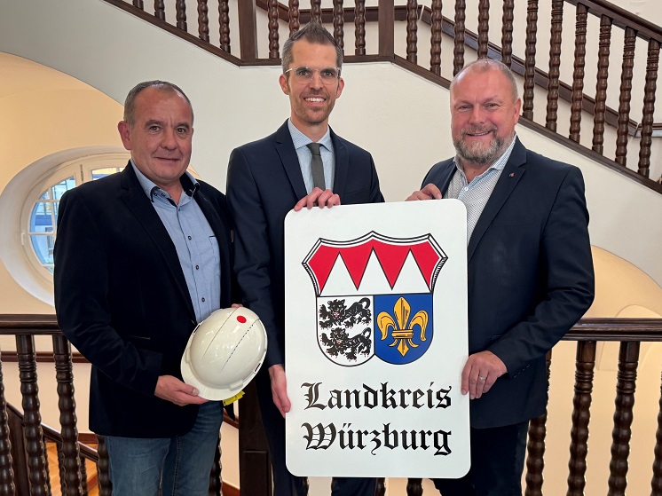 Vom Bauamt zum Bezirk: Landrat Thomas Eberth verabschiedet Geschäftsbereichsleiter Dr. Benedikt Kaufmann