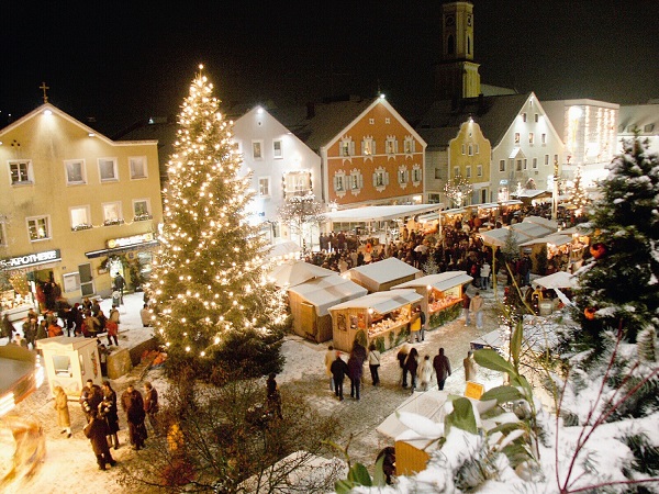 Tausend Christbäume, ein Schauspiel und eine Schifffahrt ins Ungewisse